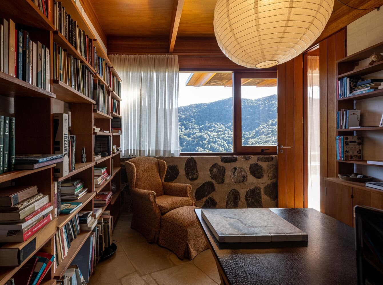 Biblioteca da Casa com estantes de madeira