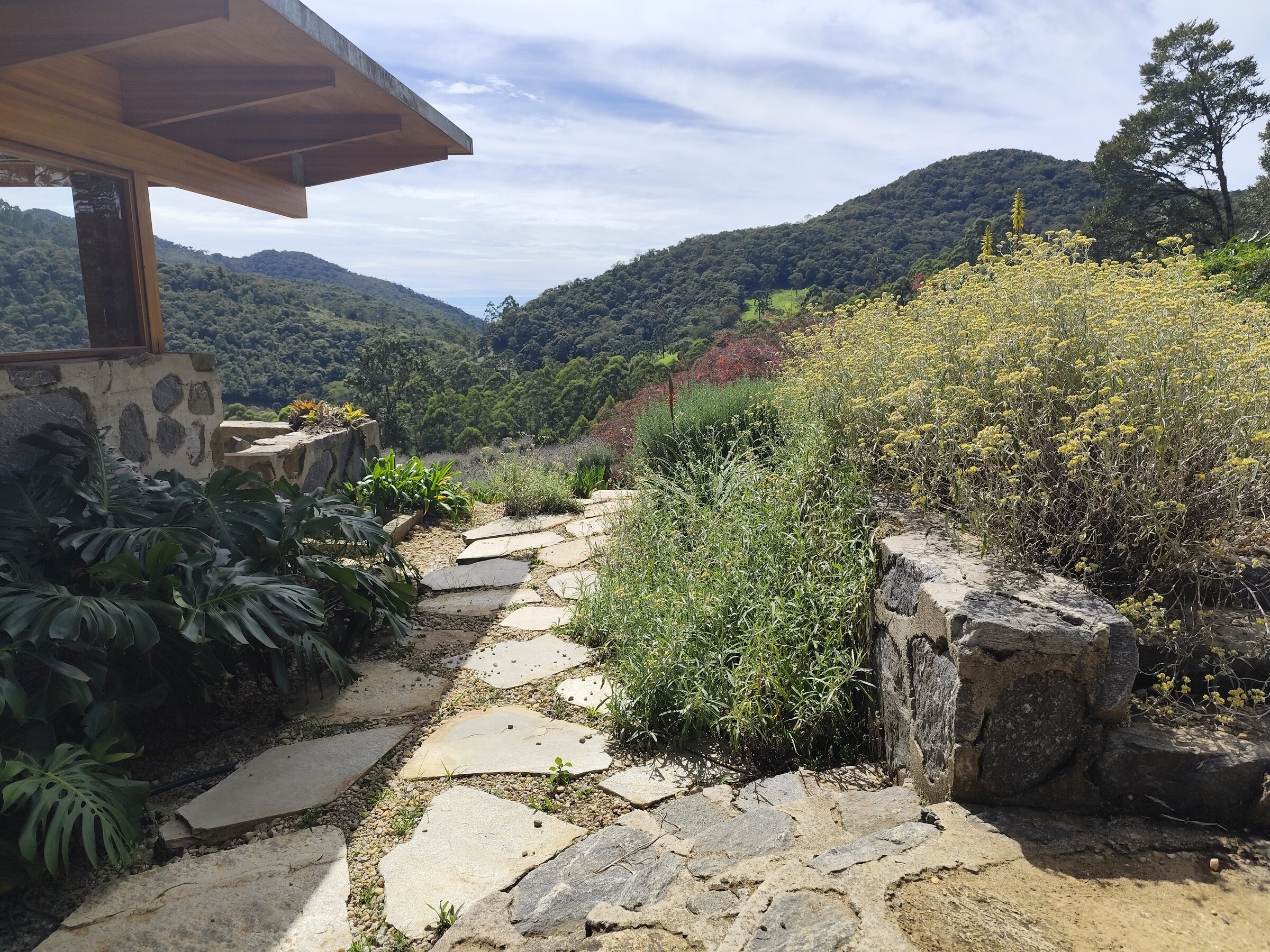 Caminho de pedras entre os jardins da Casa