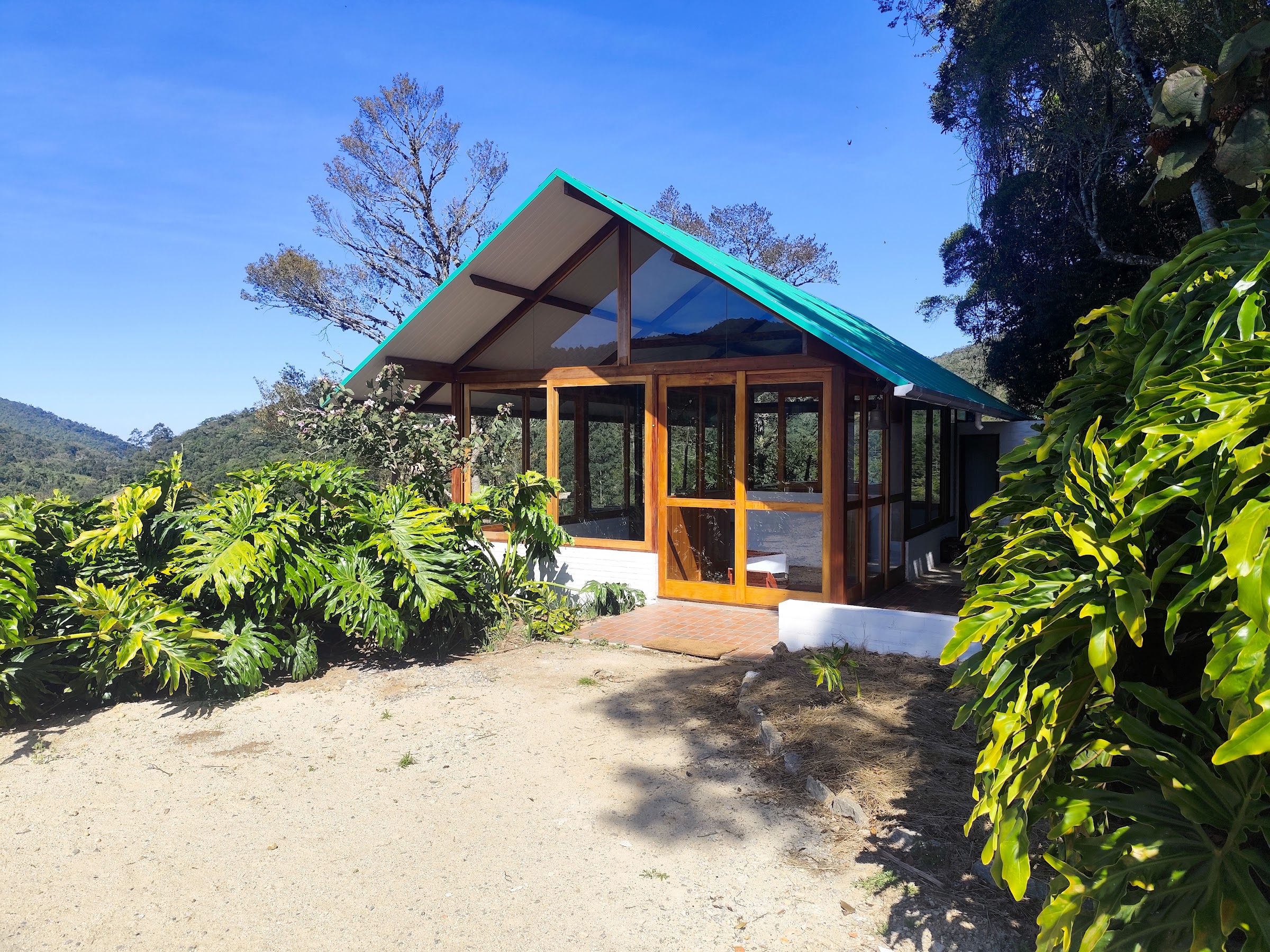 Pavilhão de práticas entre o jardim e a mata