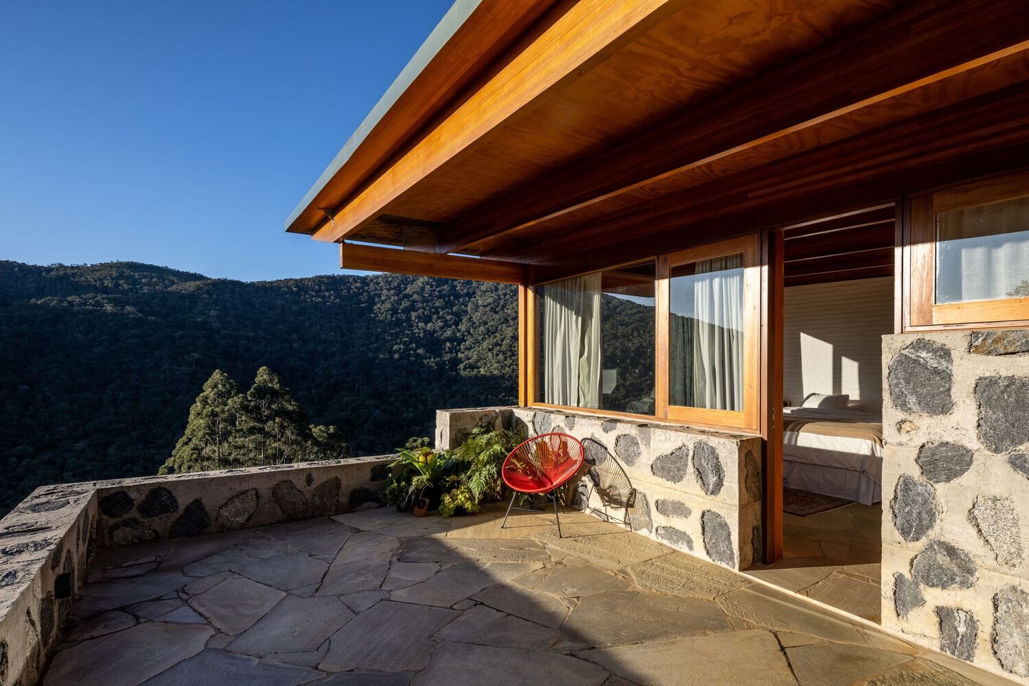 Fachada da Casa construída em pedra e madeira
