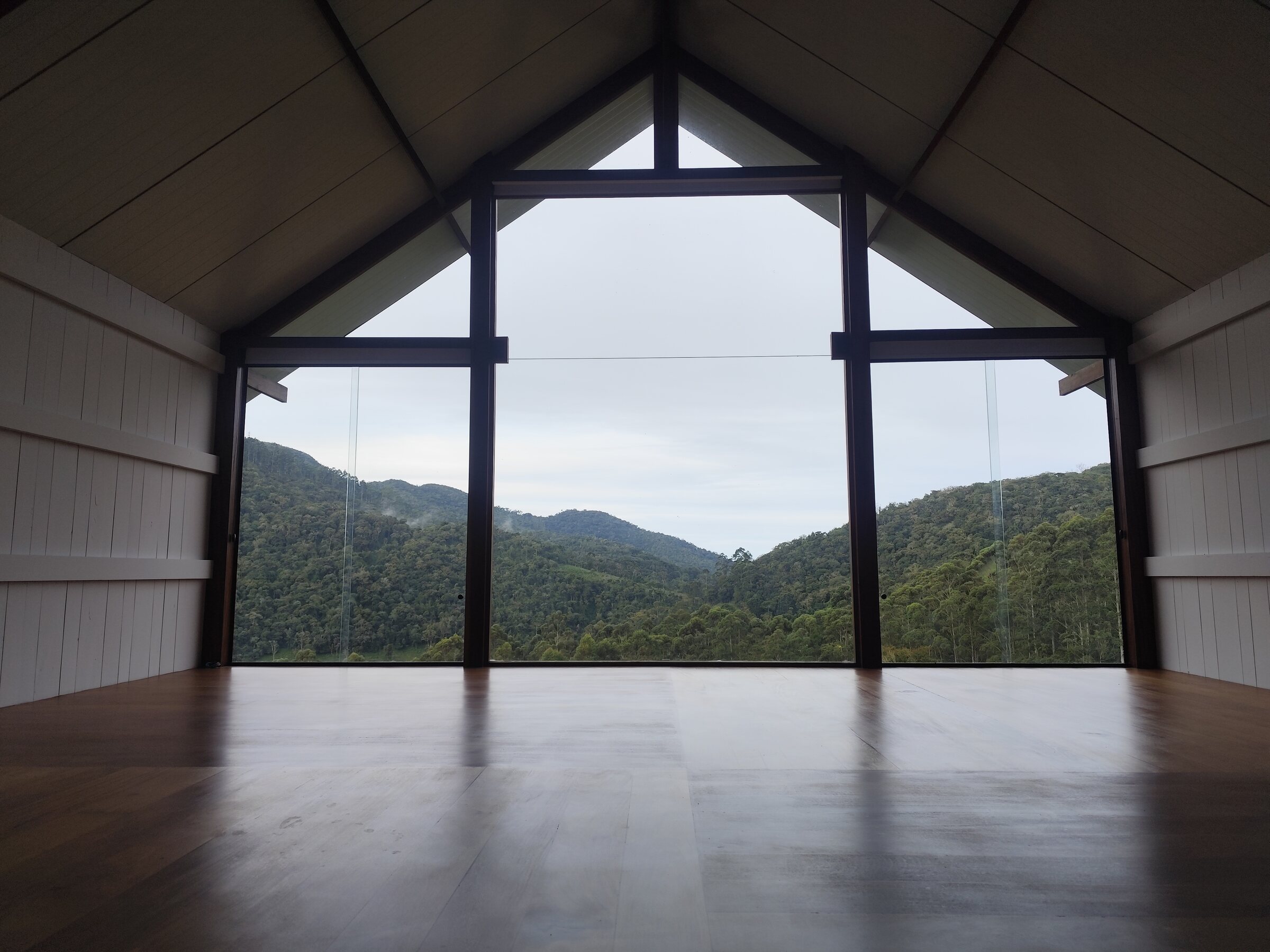 Pavilhão de práticas aberto para a paisagem