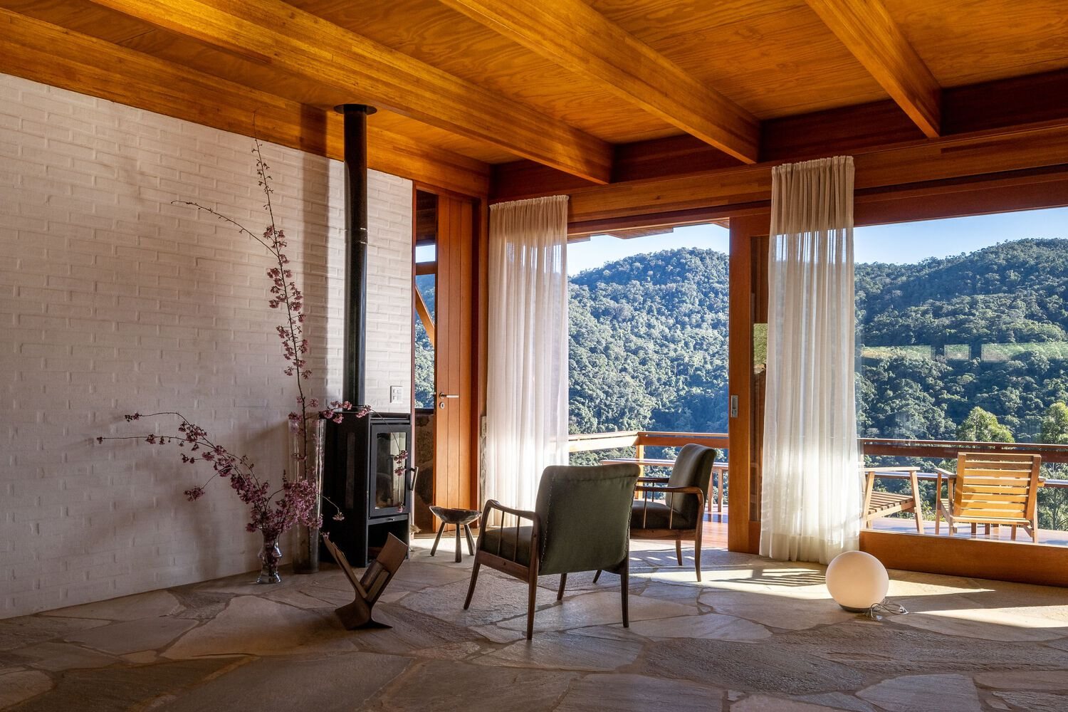 Sala da Casa aberta para a paisagem da Serra