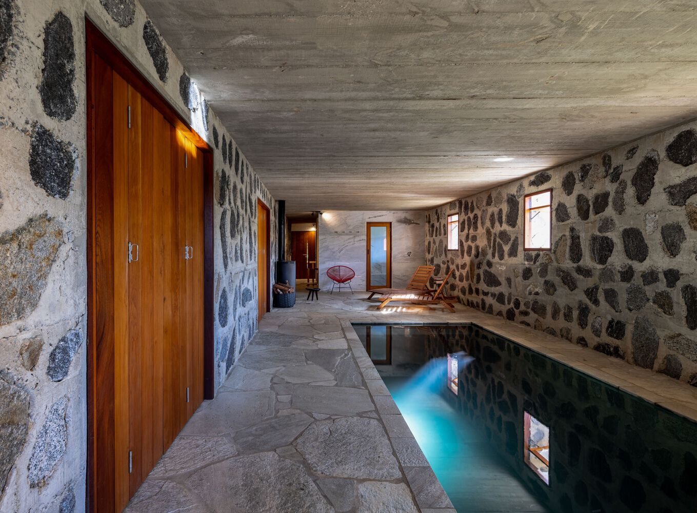 Spa em pedra com piscina de água fria
