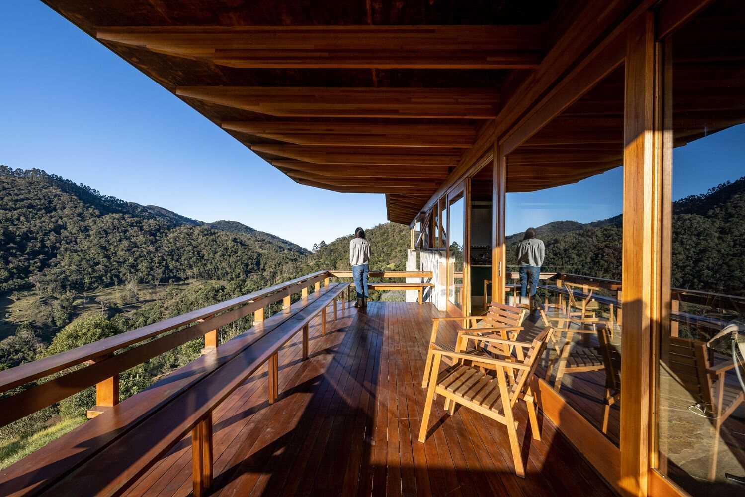 Varanda de madeira diante das montanhas